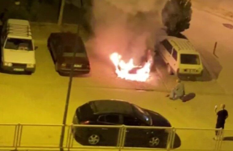 Karaman’da park halindeki bir otomobil alev alev yanarken, o anlar