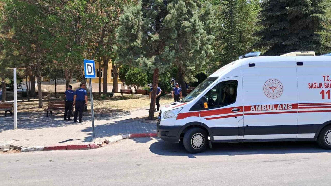 Karaman’da parkta yaşanan bıçaklı kavgada 1 kişi yaralandı. Olay, Kirişçi