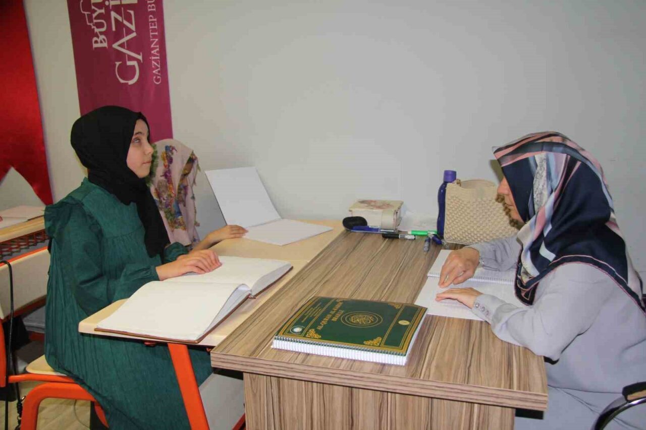 Gaziantep’te Braille alfabesiyle Kur’an-ı Kerim eğitimi alan görme engelli öğrenciler,