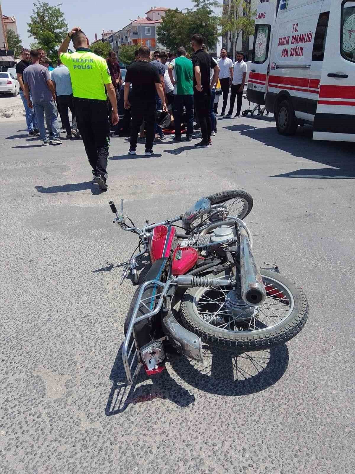 Konya’nın Karapınar ilçesinde motosiklet ile kamyonetin çarpışması sonucu meydana gelen