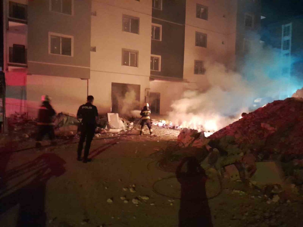 Konya’nın Karapınar ilçesinde inşaatı devam eden bir apartmanın önünde bırakılan