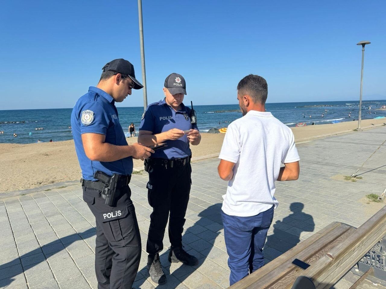 Sakarya’nın Karasu ilçesinde yaz sezonuyla birlikte sahil kesiminde artan yoğunluk,