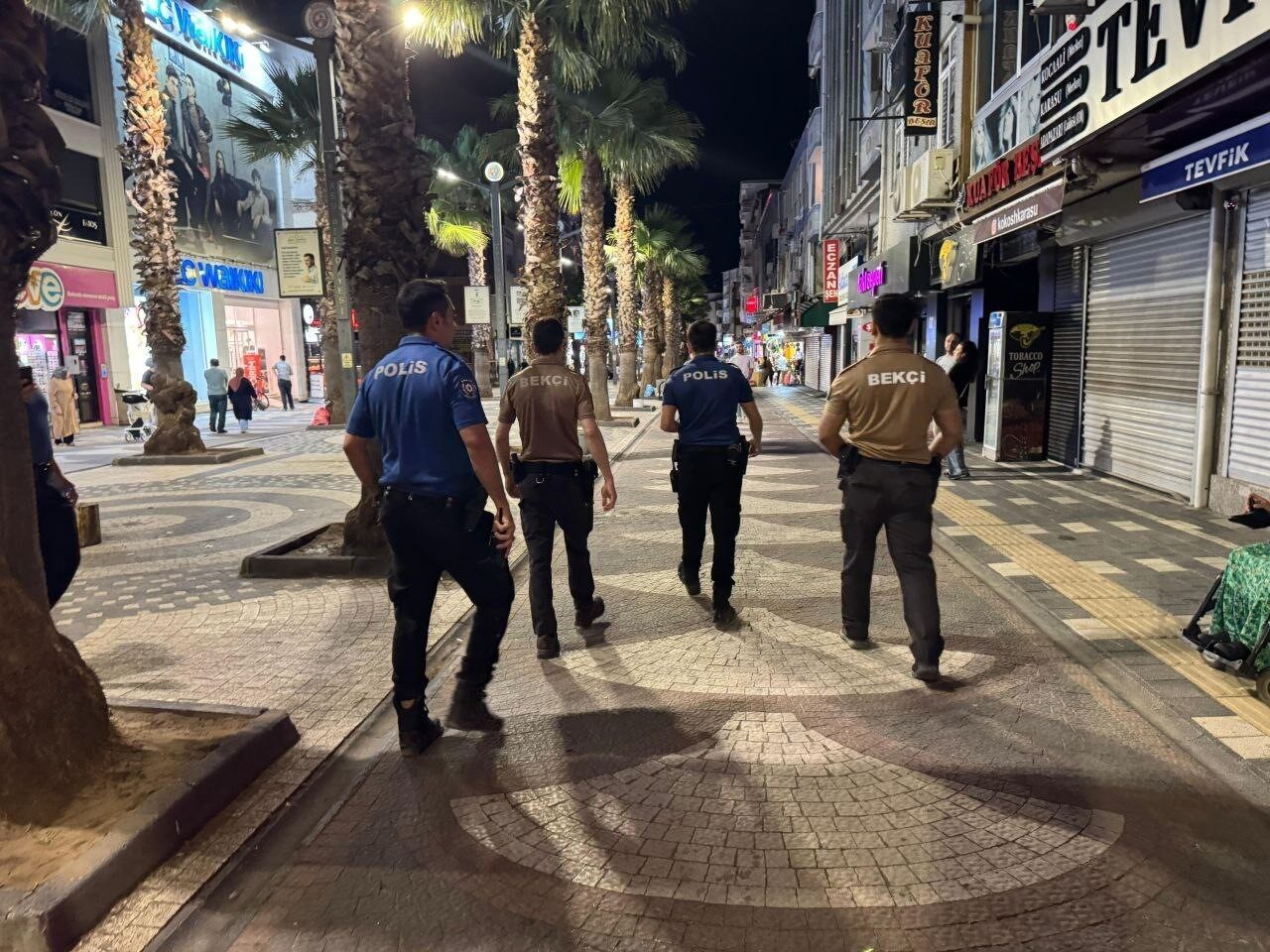 Sakarya’nın Karasu ilçesinde gerçekleştirilen huzur uygulamasında iki şüphelinin üzerinde uyuşturucu