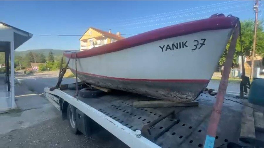 Kastamonu’dan satın alınan 6 metrelik balıkçı teknesi, çekici yardımıyla Bartın’a