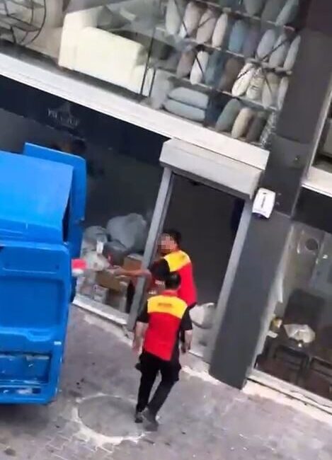 Esenyurt’ta DHL kargo firması çalışanları vatandaşa ait kolileri kamyona fırlatarak