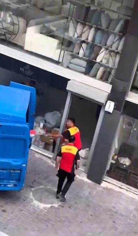 Esenyurt’ta DHL kargo firması çalışanları vatandaşa ait kolileri kamyona fırlatarak