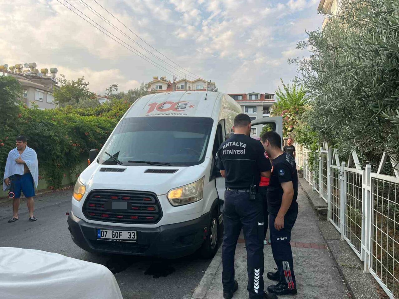 Antalya’nın Alanya ilçesinde bir kargo minibüsünün içinde hareketsiz yatan şahıs,