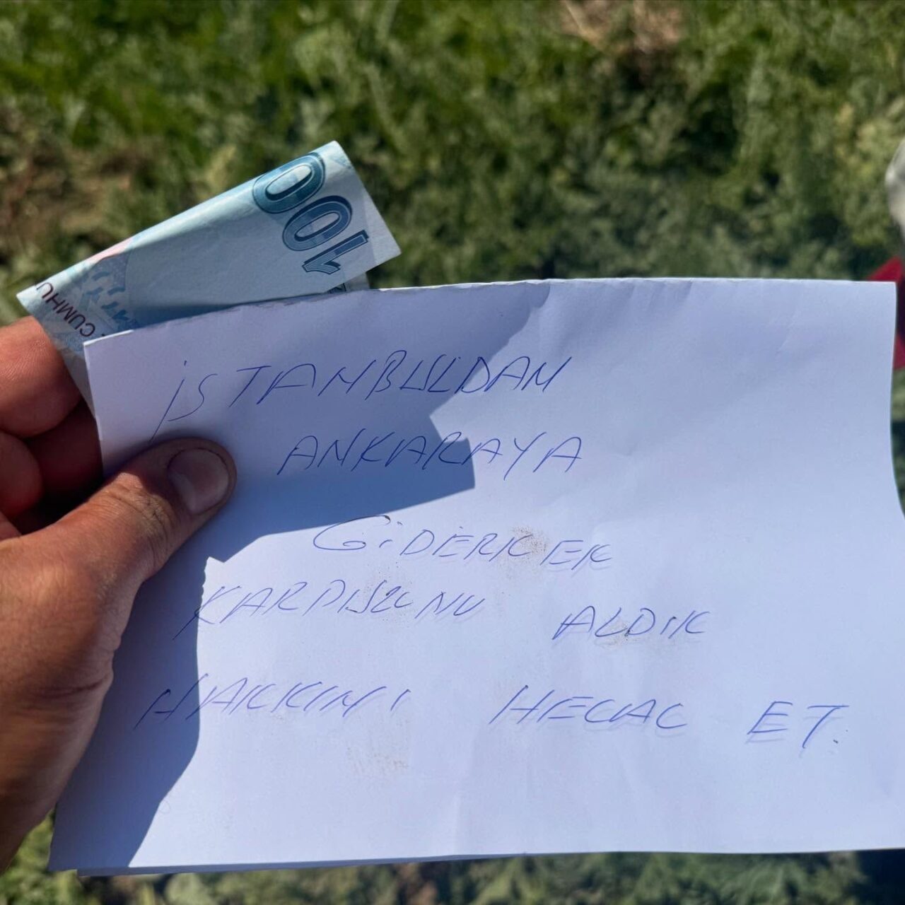 Bilecik’te bir karpuz tarlası sahibi sabah tarlasına geldiğinde bir karpuzun