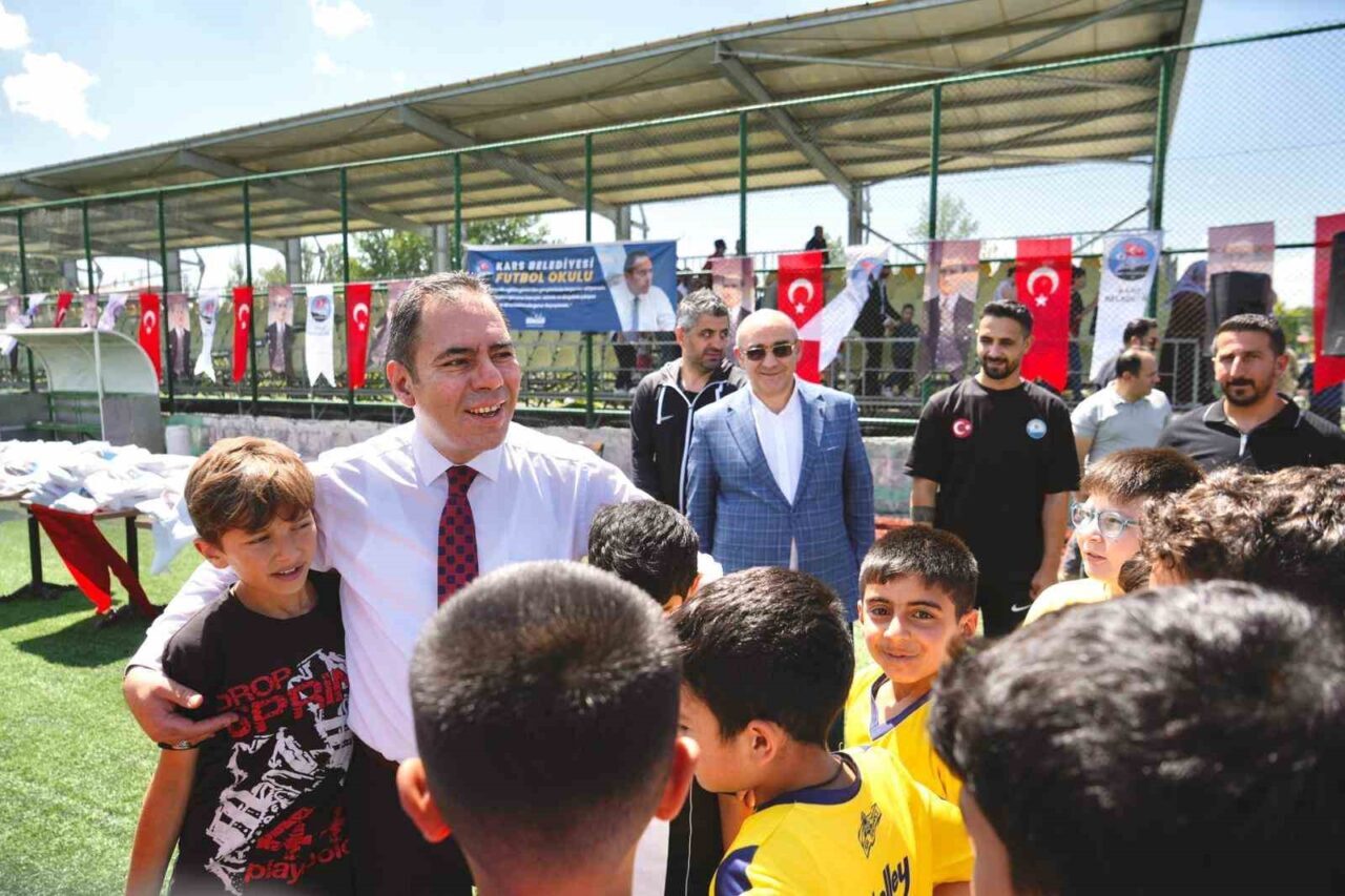 Kars Belediyesi, gençlerin spora yönlendirilmesi ve sağlıklı bireyler olarak yetişmeleri