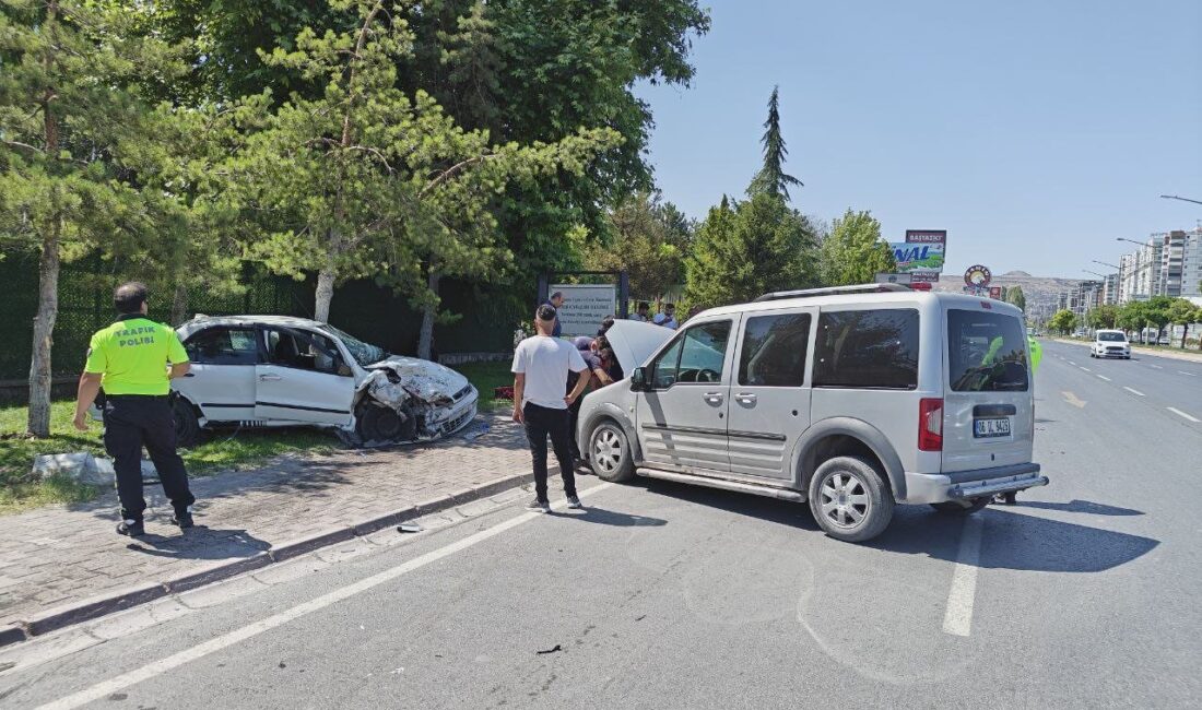 Kayseri’nin Kocasinan ilçesinde kontrolden çıkan ve karşı yola geçen otomobilin
