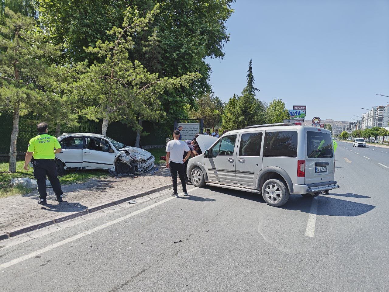 Kayseri’nin Kocasinan ilçesinde kontrolden çıkan ve karşı yola geçen otomobilin