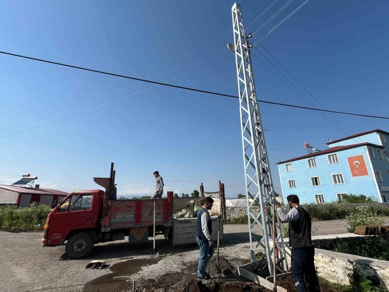 ARAS EDAŞ Elektrik köylerde elektrik direklerini yeniliyor. ARAS EDAŞ Elektrik’ten