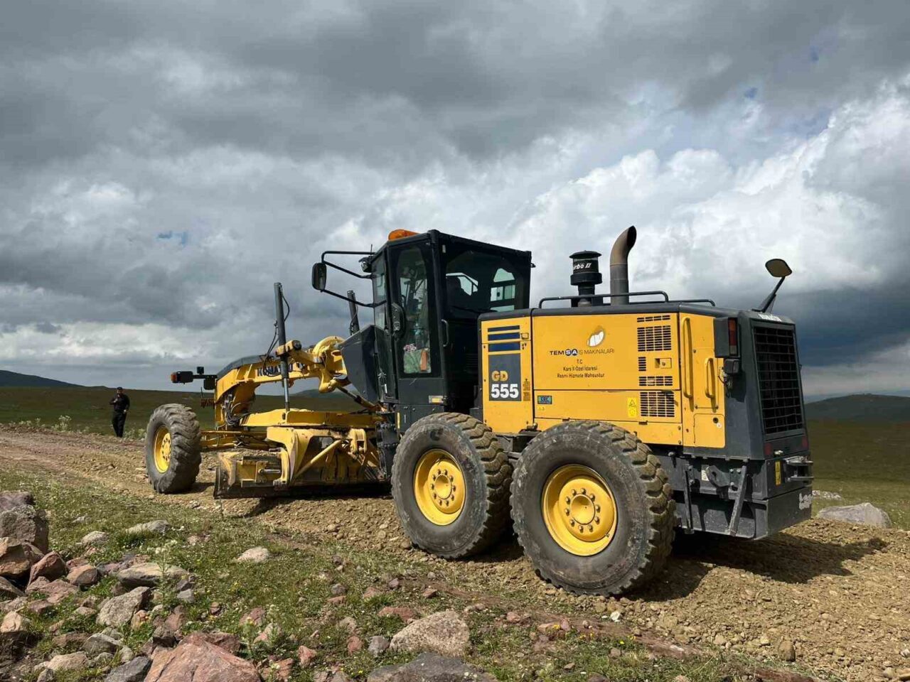 Kars’ta köy yolları tek tek yapılıyor. Yolları yapılan köylülerin yüzleri