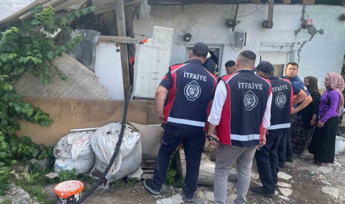 Kars’ta bir evin bahçesinde bulunan odunlukta çıkan yangın, itfaiye ekiplerinin