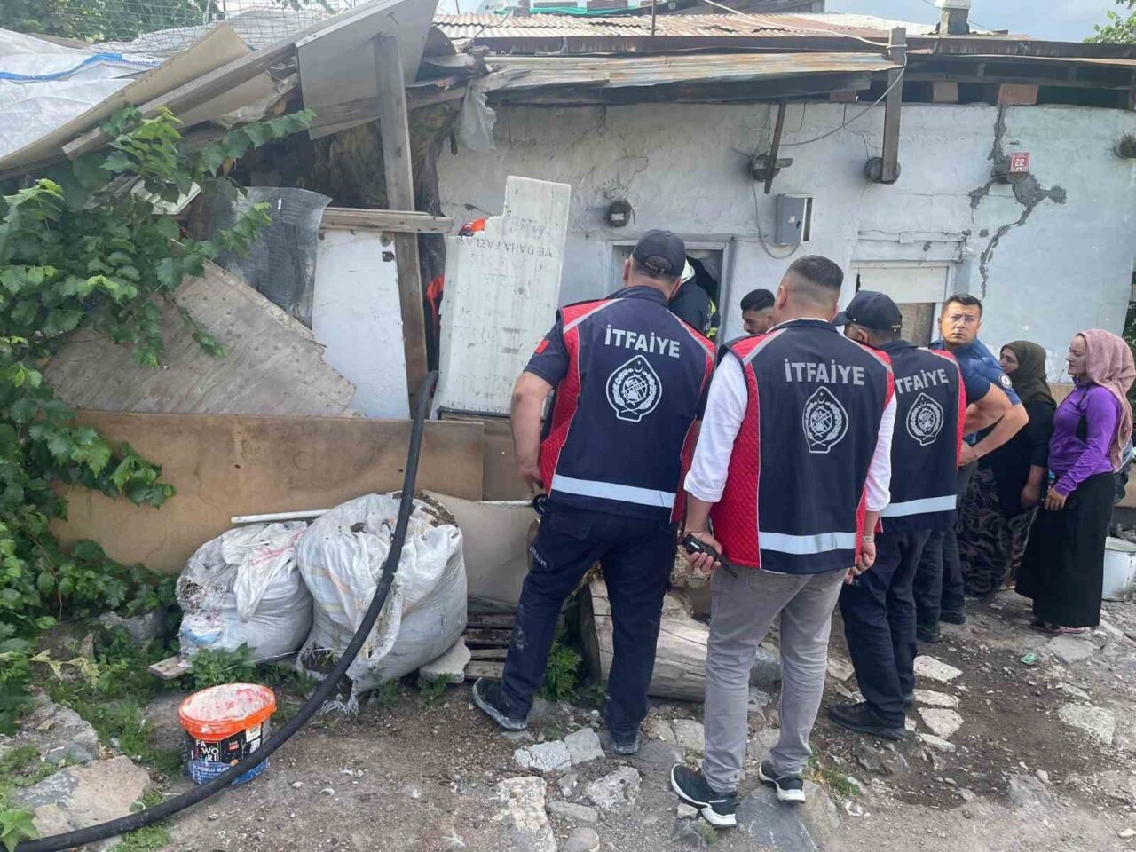 Kars’ta bir evin bahçesinde bulunan odunlukta çıkan yangın, itfaiye ekiplerinin