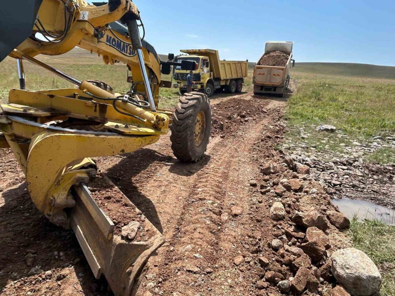 Kars’ta köylerin yayla yollarının yapımı sürüyor. Birçok yayla yolu tamamlanırken,
