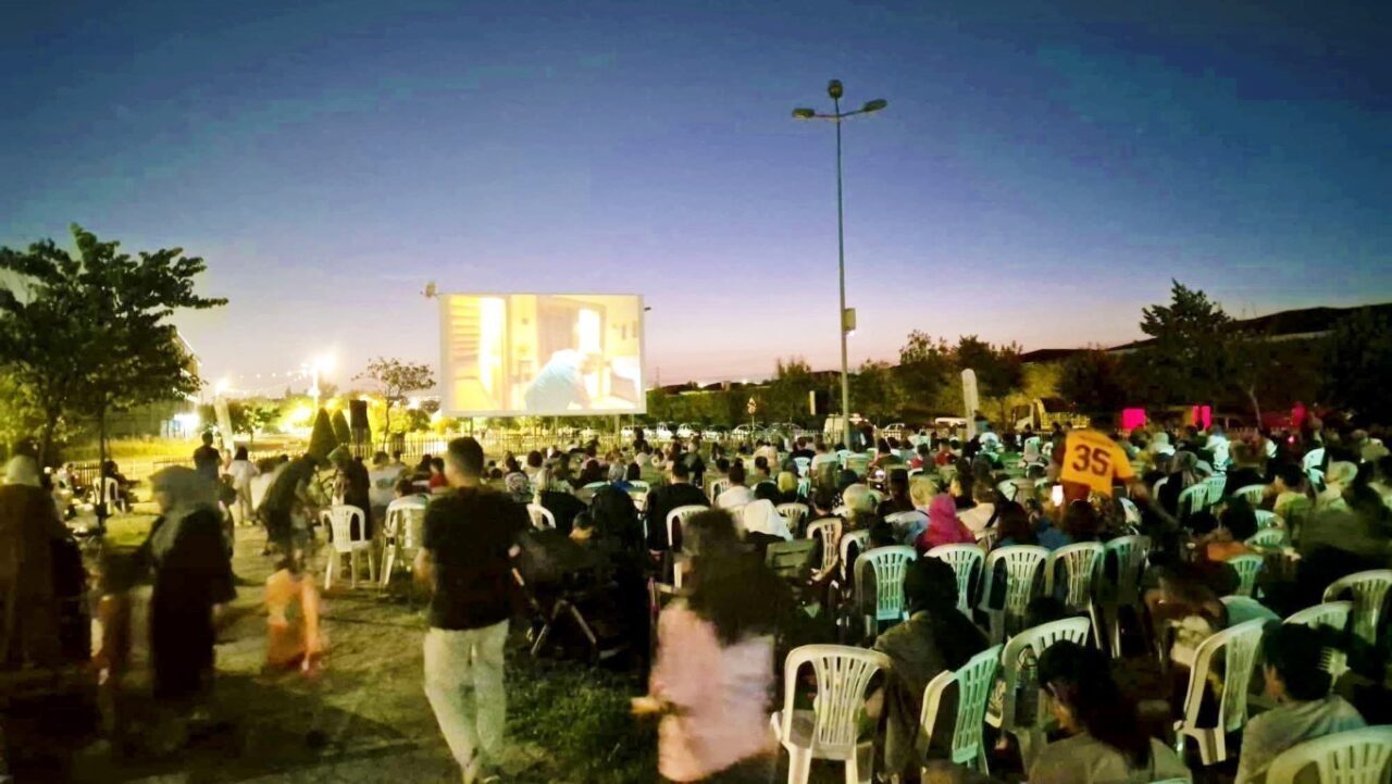 Kartepe’de yaz aylarına özel düzenlenen açık hava sineması etkinliğinde “Dedemin