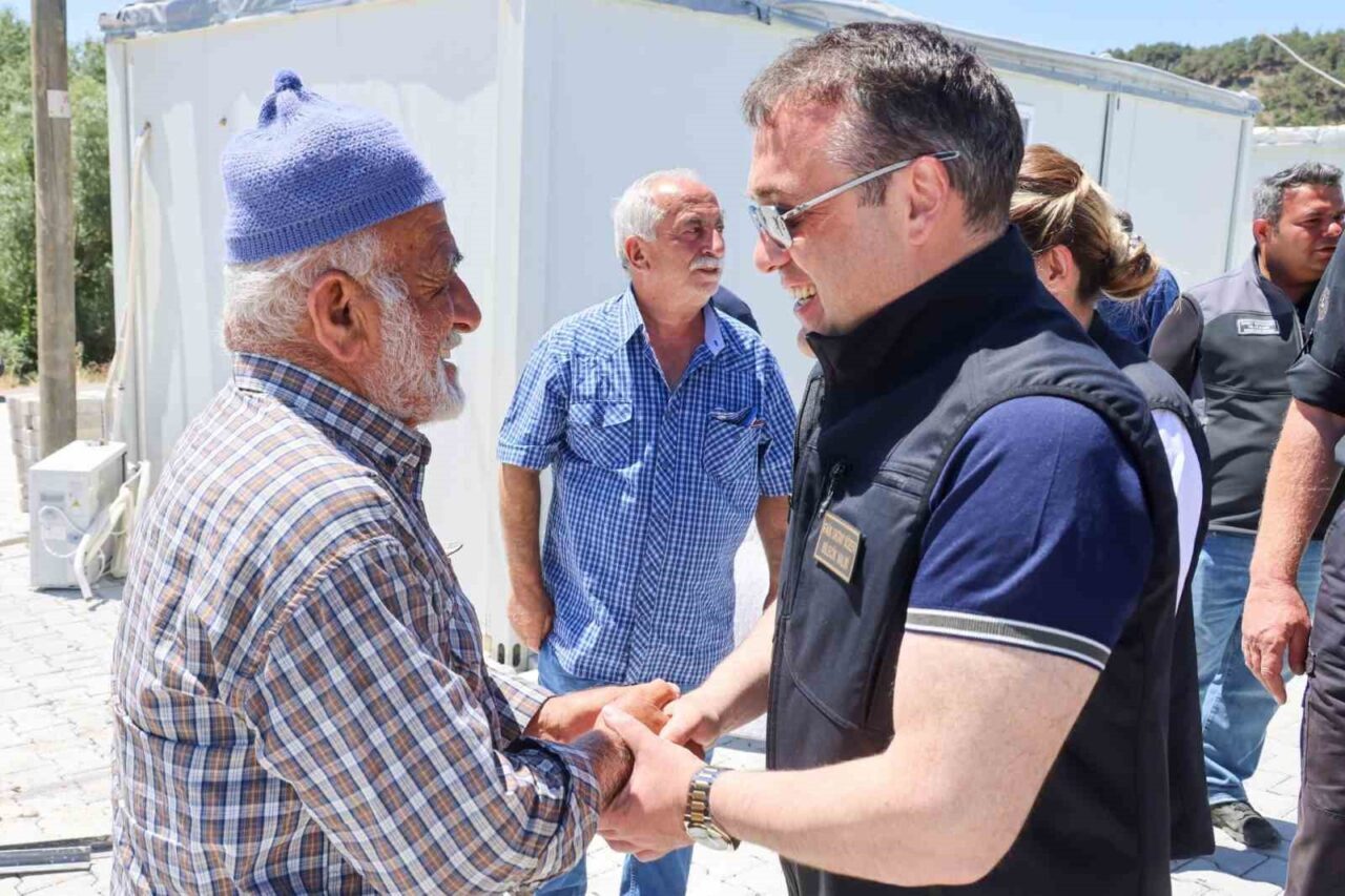 Bilecik Valisi Faik Oktay Sözer, yangından etkilenen Kaşıkçı ve Köprücek