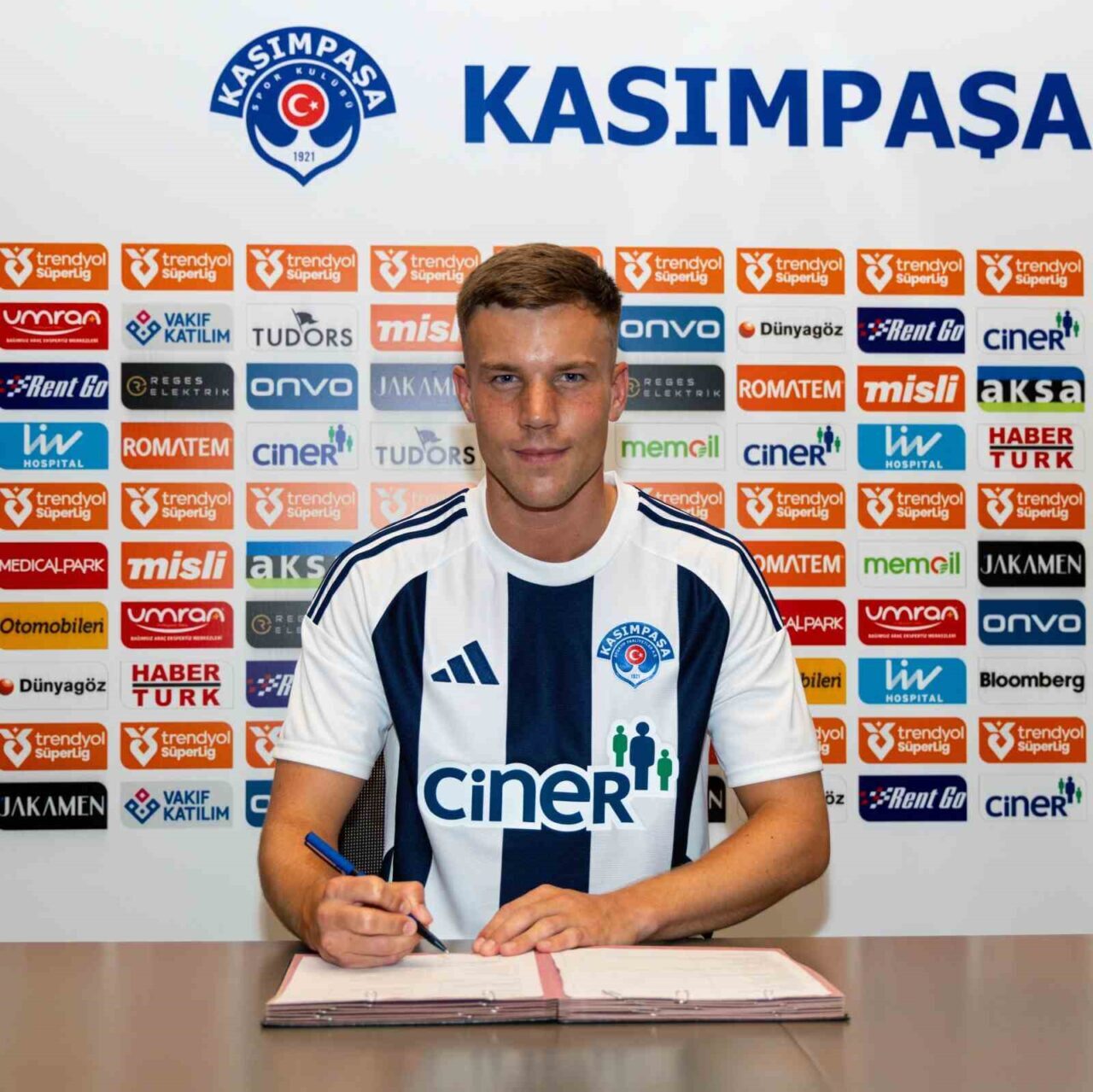 Kasımpaşa, İzlandalı futbolcu Andri Fannar Baldursson’u kadrosuna dahil ettiğini açıkladı.