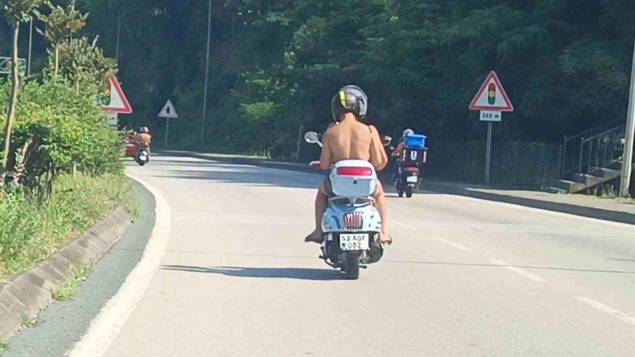 Ordu’da motosiklet sürücüsü ve arkasındaki yolcu, yalnızca kask ve şortla