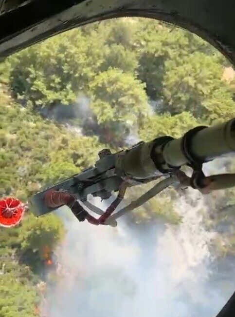 Antalya’nın Kaş ilçesine bağlı Üzümlü Mahallesi’nde ormanlık alanda çıkan yangına