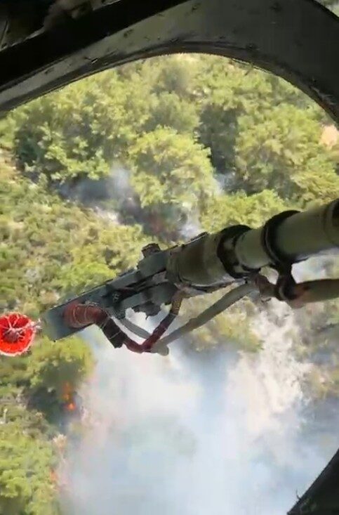 Antalya’nın Kaş ilçesine bağlı Üzümlü Mahallesi’nde ormanlık alanda çıkan yangına