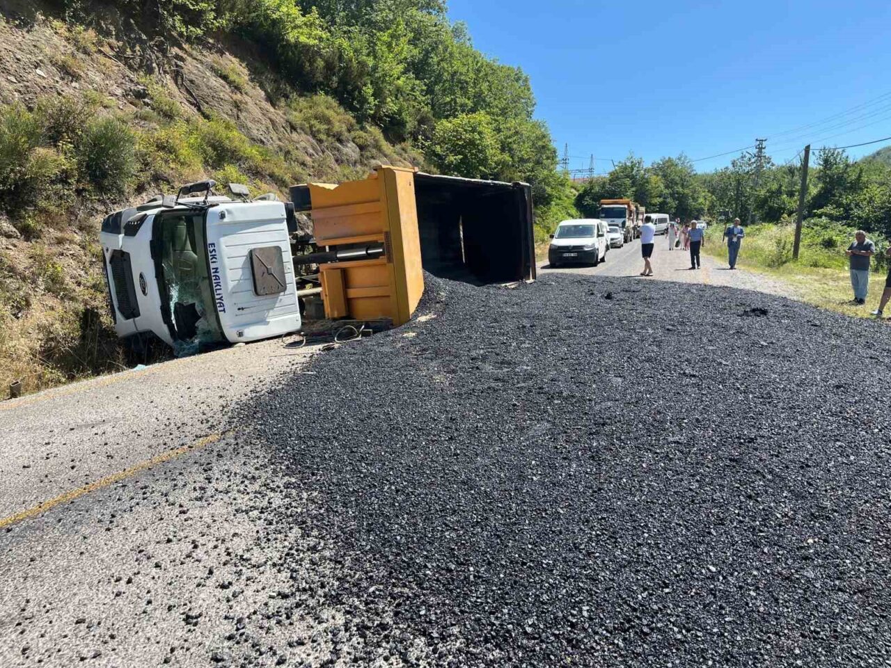 Kastamonu’nun Bozkurt ilçesinde sıcak asfalt yüklü hafriyat kamyonunun devrilmesi neticesinde