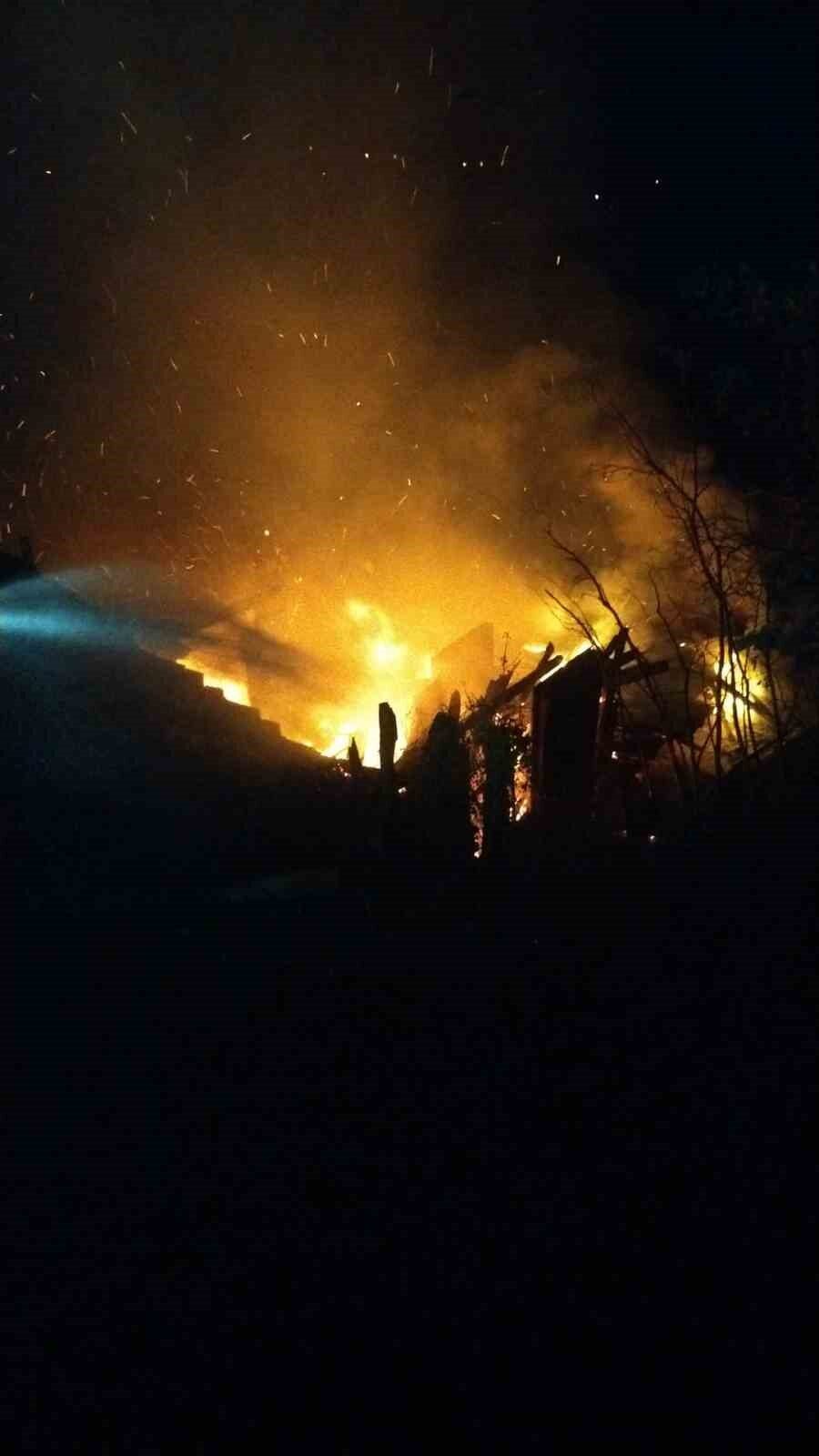 Kastamonu’nun İnebolu ilçesinde çıkan yangında bir ev ve samanlık kullanılamaz