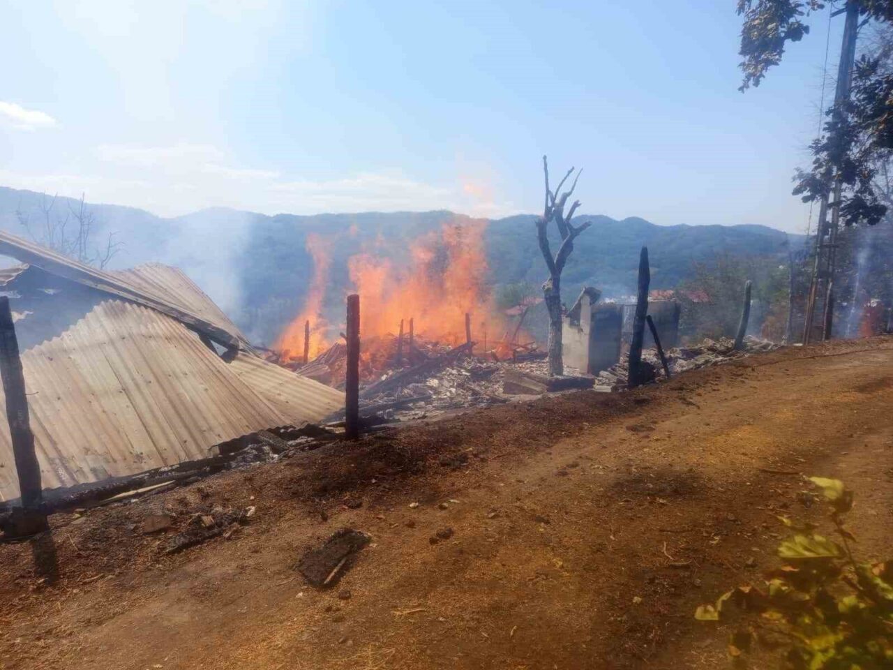 Kastamonu’nun Azdavay ilçesinde bir ev çıkan yangında küle döndü. Edinilen