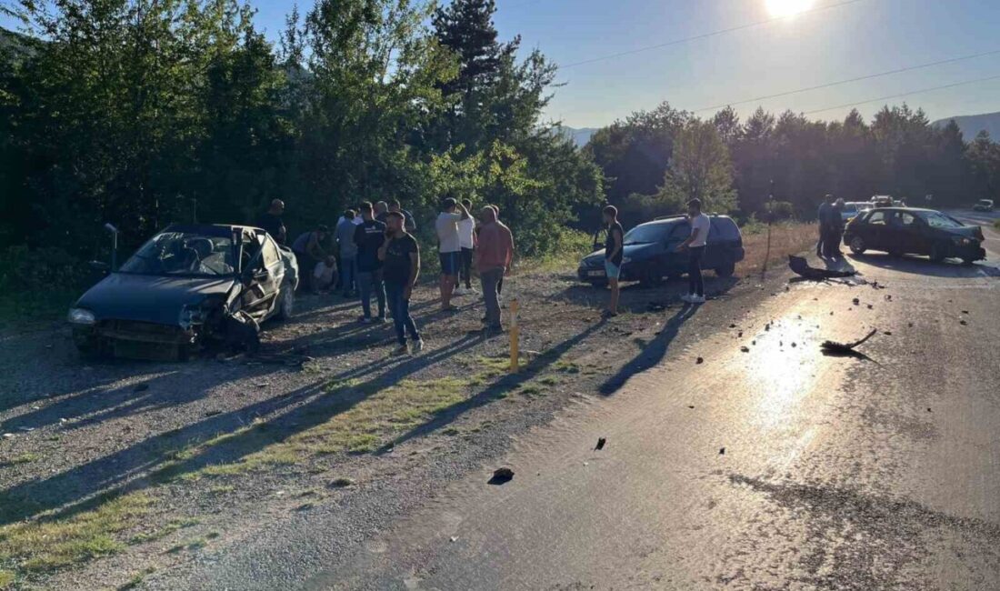 Kastamonu’da iki otomobilin kafa kafaya çarpıştığı kazada 4 kişi yaralandı.