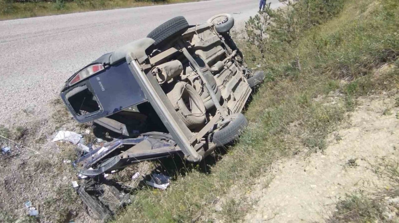 Kastamonu’nun Devrekani ilçesinde mucura kapılan aracın takla attığı kazada 2