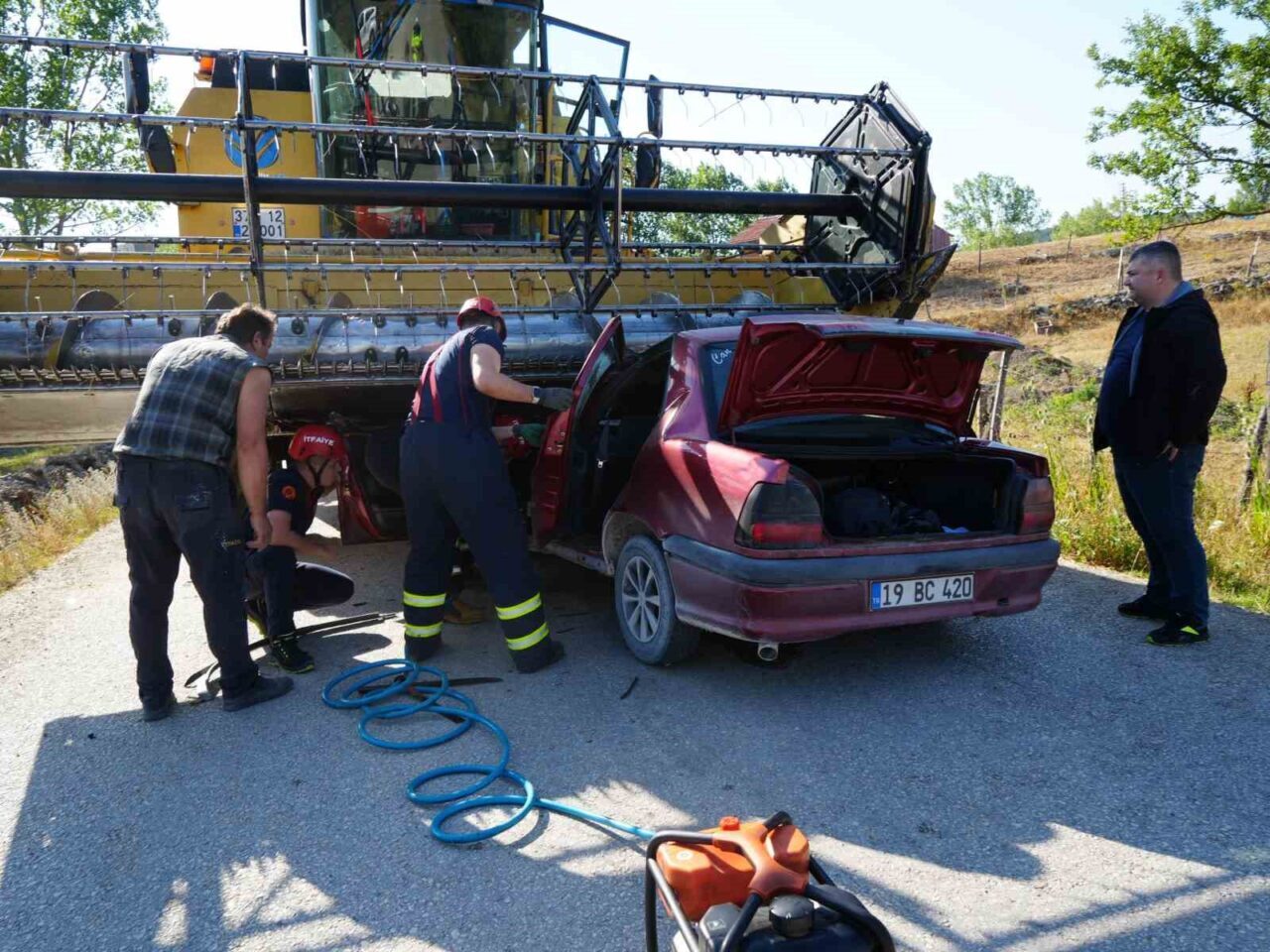 Kastamonu’da otomobil, karşı yönden gelen biçerdöverin altında kalarak ezildi. Kazada