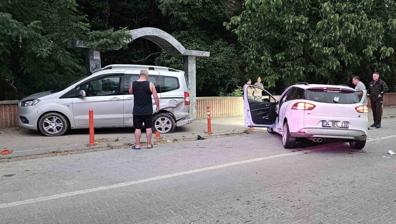 Kastamonu’nun Cide ilçesinde otomobilin park halindeki hafif ticari araca çarpması