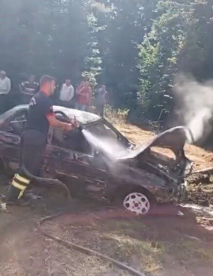 Kastamonu’nun Çatalzeytin ilçesinde otomobilde çıkan yangın, rüzgarın etkisiyle ormanlık alana