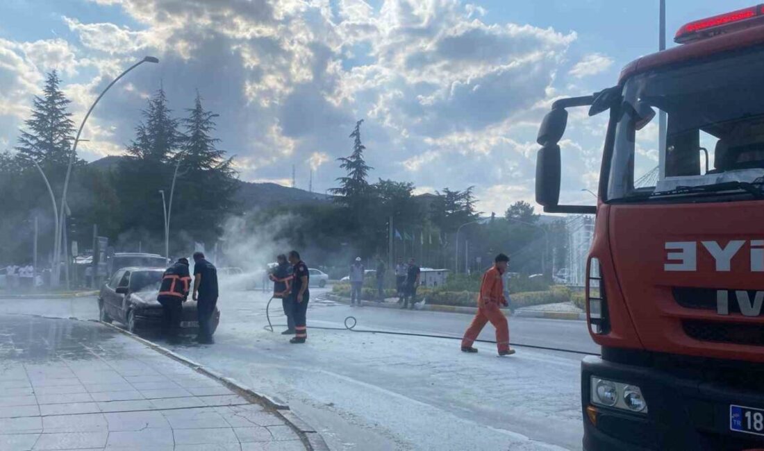 Çankırı’da seyir halindeyken motoru alev alan otomobil kullanılamaz hale geldi.