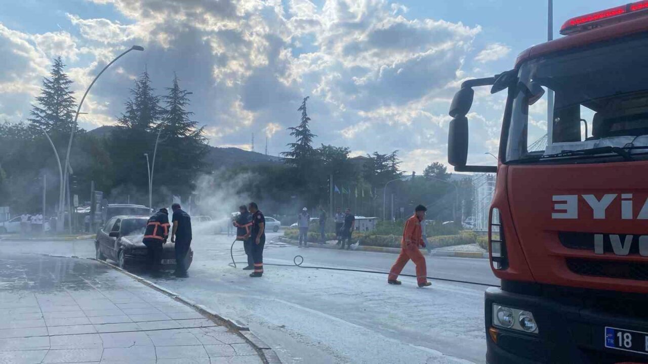Çankırı’da seyir halindeyken motoru alev alan otomobil kullanılamaz hale geldi.