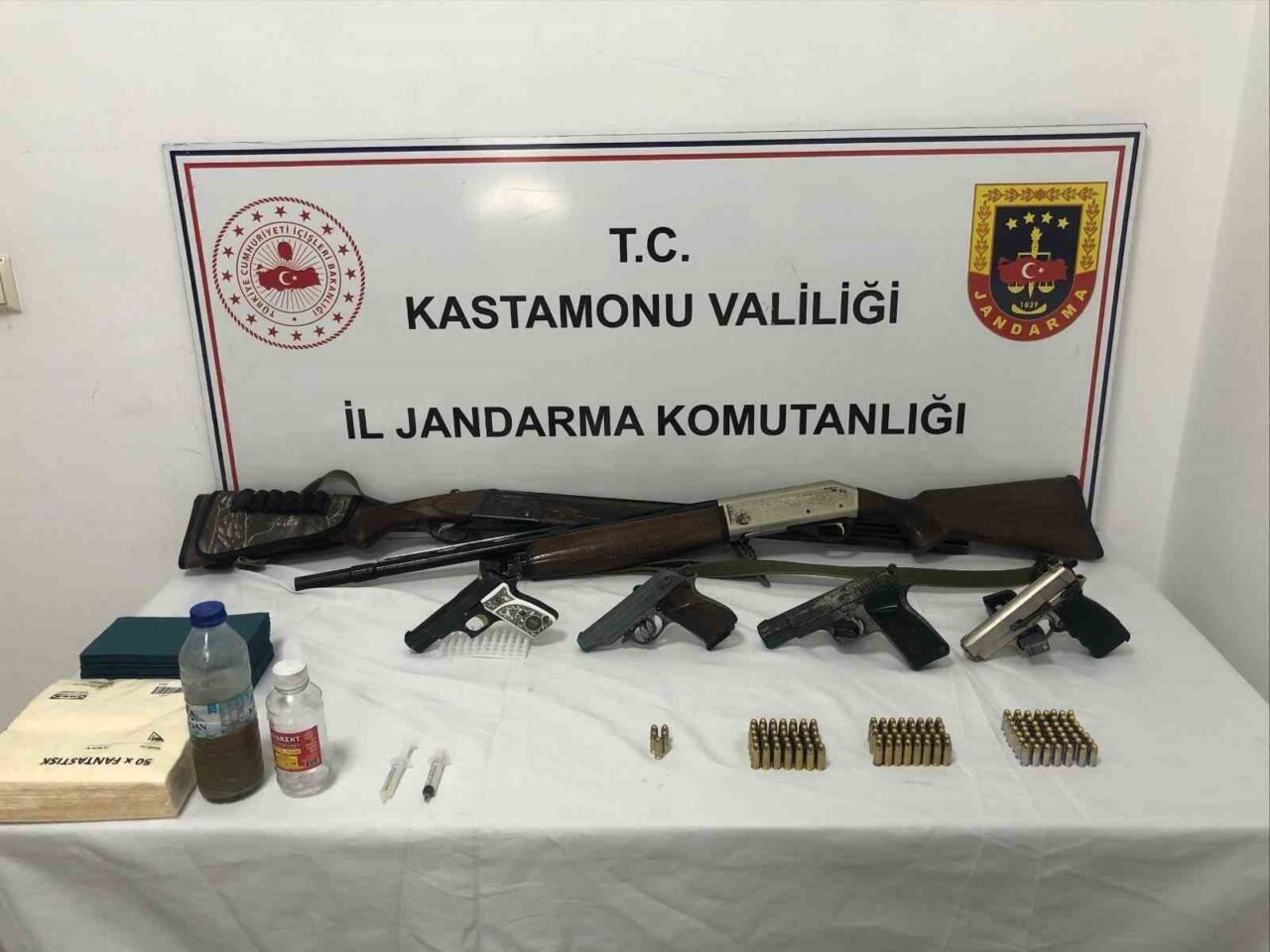 Kastamonu’nun Taşköprü ilçesinde jandarma ekiplerince düzenlenen operasyonda silah kaçakçılığı yaptığı