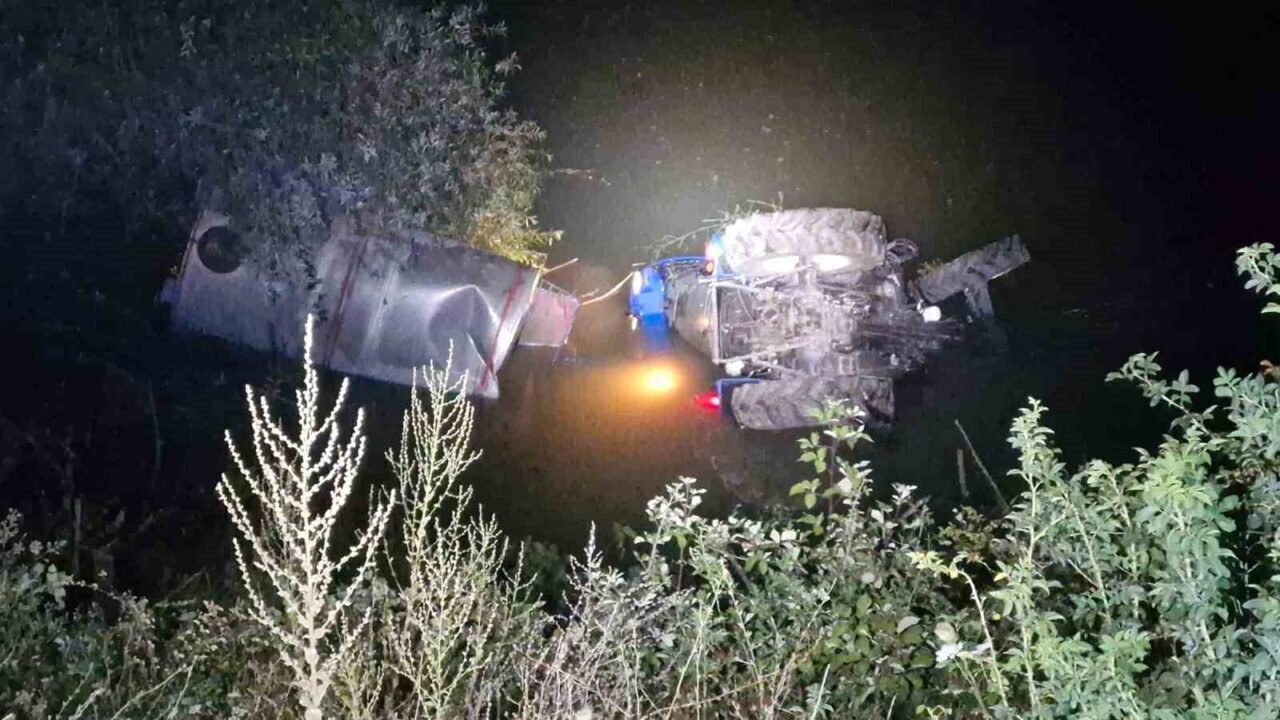 Kastamonu’nun Hanönü ilçesinde kontrolden çıkan traktör, uçurumdan dereye yuvarlandı. Kazada