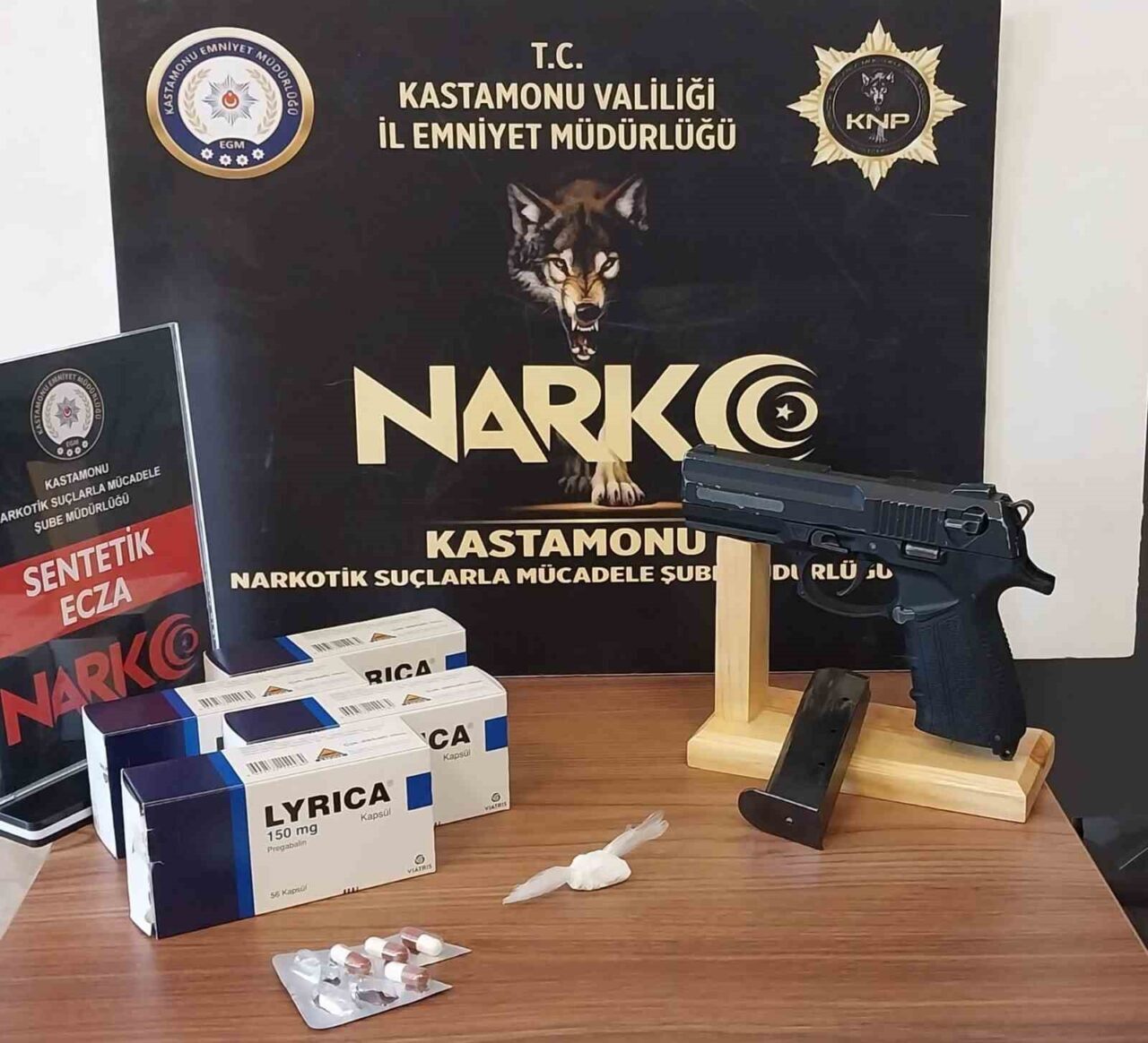 Kastamonu’da polis ekipleri tarafından gerçekleştirilen operasyonda ruhsatsız tabanca ve sentetik