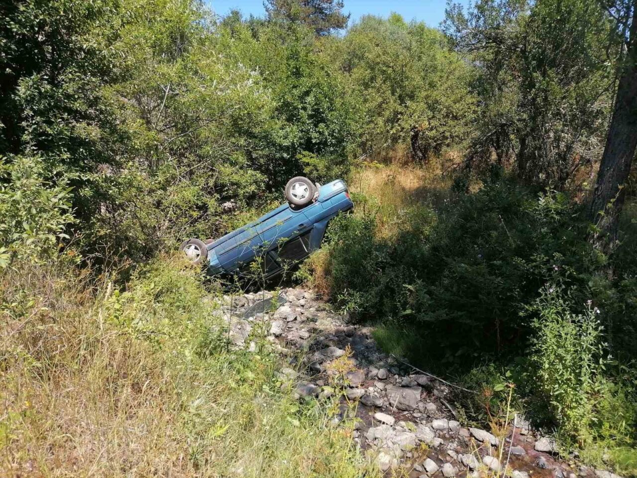 Kastamonu’nun Küre ilçesinde yeni evli bir çiftin bulunduğu otomobil, şarampolden