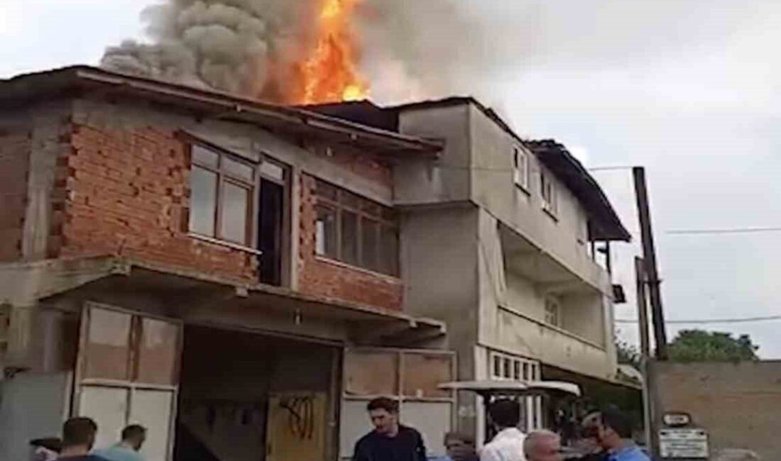 Kastamonu’da yıldırım düşmesi neticesinde 2 katlı evin çatısında çıkan yangın,