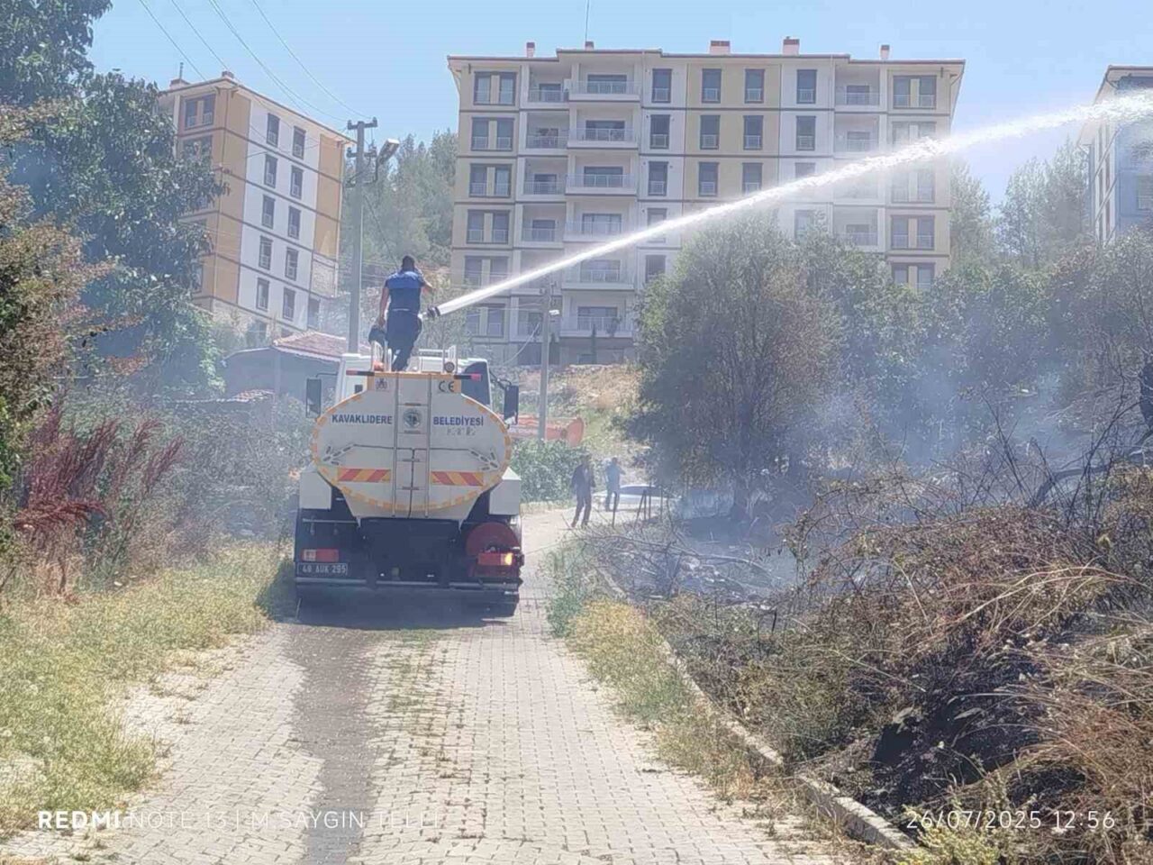 Muğla’nın Kavaklıdere ilçesi merkezinde yerleşim yeri içerisinde çıkan yangın, ekiplerin