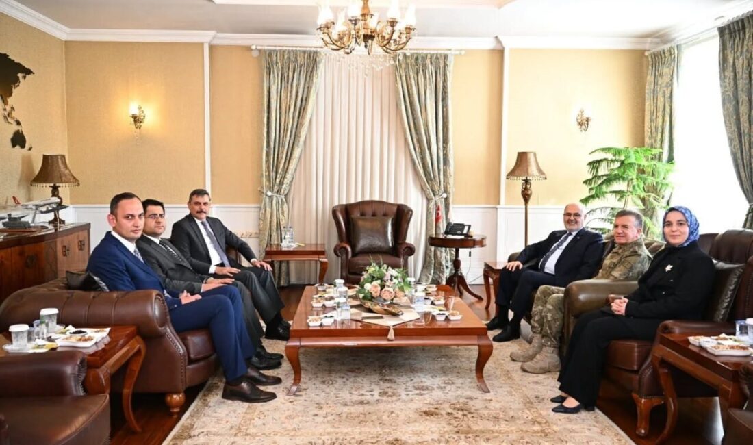 Millî Savunma Bakan Yardımcısı Alpaslan Kavaklıoğlu, Erzurum Valisi Mustafa Çiftçi’yi