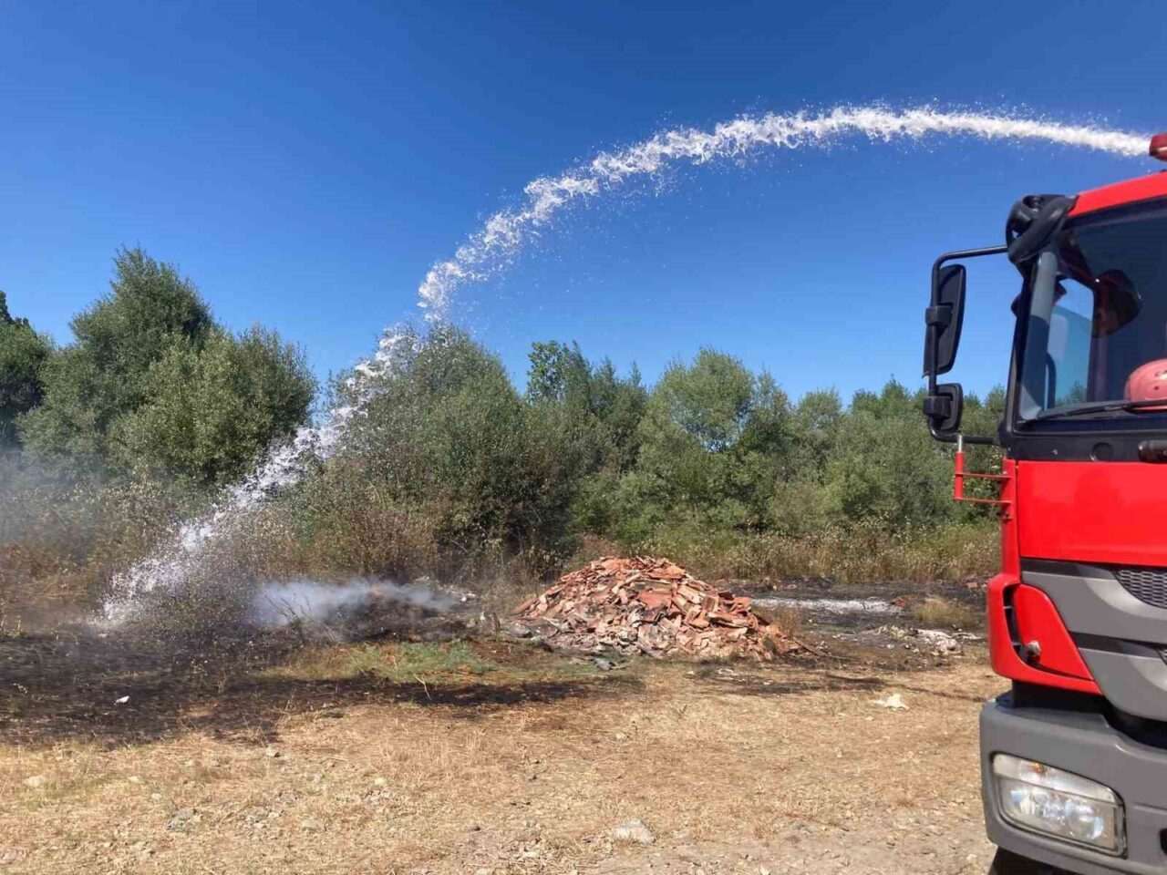 Samsun’un Kavak ilçesinde küçük çaplı bir ot yangını çıktı. Yangın,