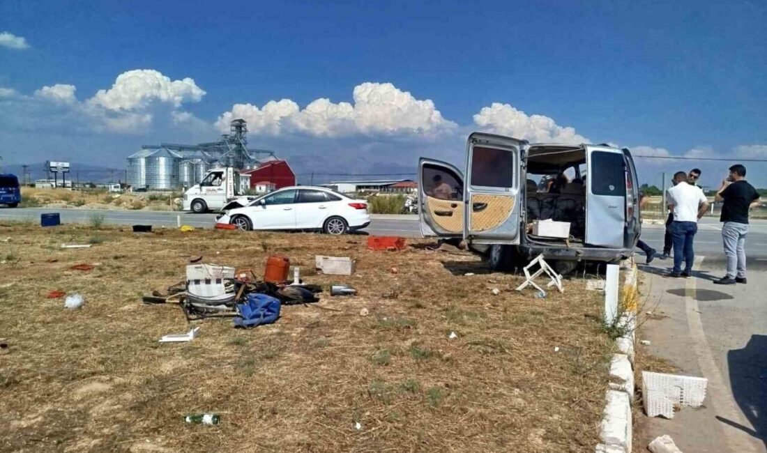 Denizli’de dikkatsizlik sonucu iki araç kavşakta çarpıştı. Araçların hurdaya döndüğü