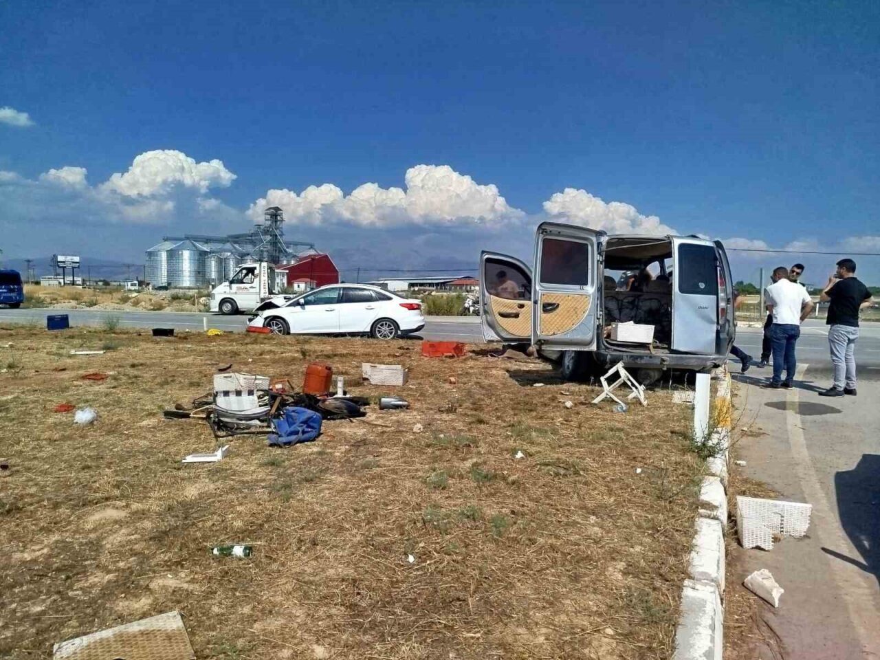 Denizli’de dikkatsizlik sonucu iki araç kavşakta çarpıştı. Araçların hurdaya döndüğü