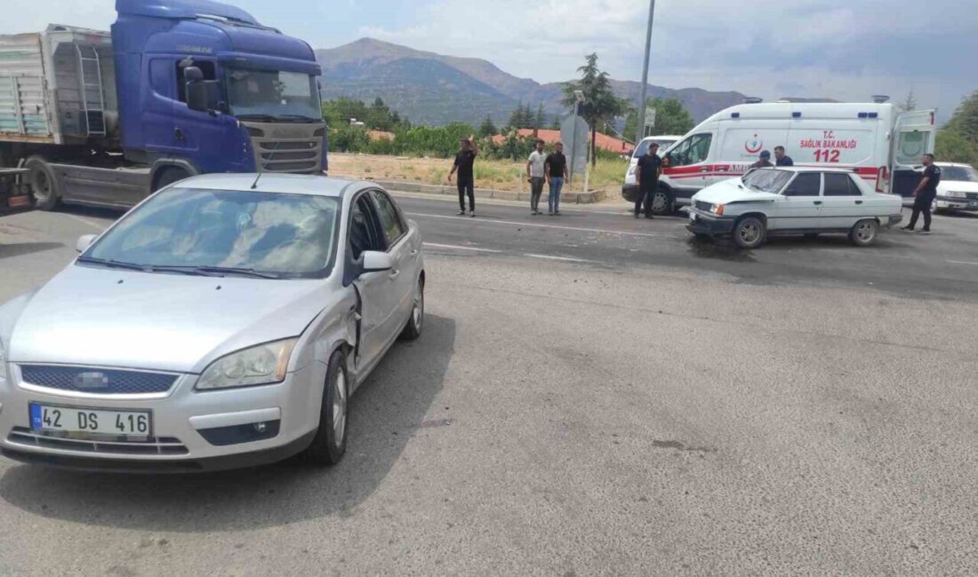Isparta’nın Şarkikaraağaç ilçesinde kavşakta iki otomobilin çarpışması sonucu meydana gelen