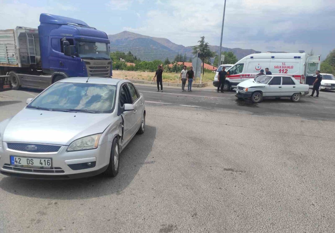 Isparta’nın Şarkikaraağaç ilçesinde kavşakta iki otomobilin çarpışması sonucu meydana gelen