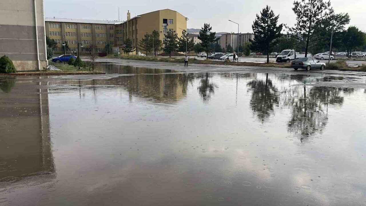 Sivas’ta etkili olan kavurucu sıcaklar yerini sağanak yağmur ve taşkınlara