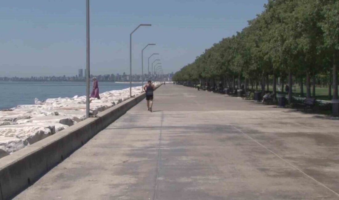 İstanbul’da bunaltıcı sıcaklıkların etkisi sürerken vatandaşlar çözümü sahillerde buldu. Termometrelerin